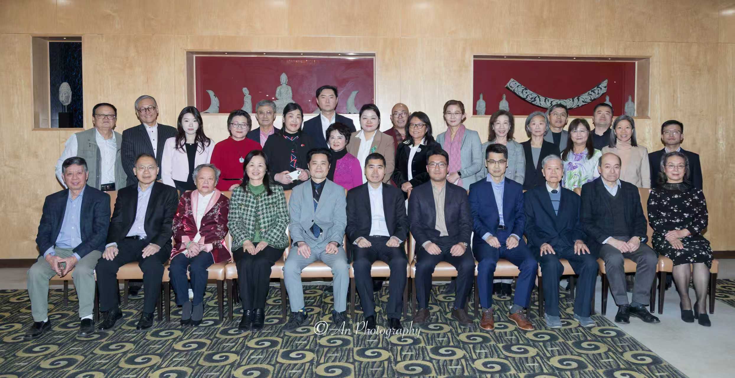 2025年11月 驻加拿大大使王镝赴加拿大阿尔伯塔省参访，埃德蒙顿加中友好协会会长马麟应邀参加圆桌座谈