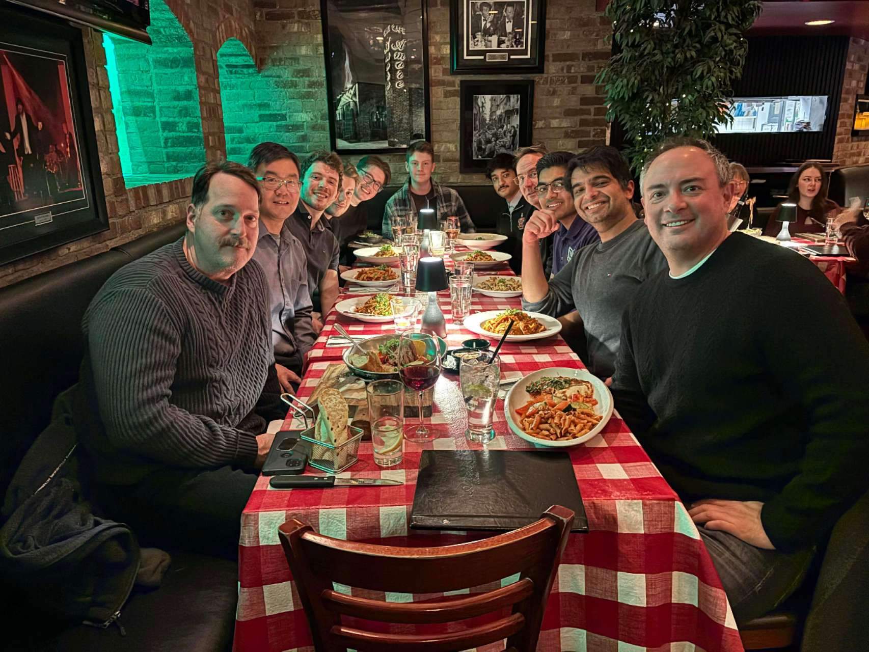 2025年12月 埃德蒙顿加中友好协会副会长梁立军在圣诞期间开展中加交流活动，围绕中国悠久的历史文化和丰富多元的社会面貌进行了深入交流